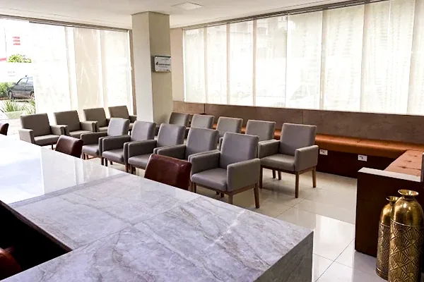 Sala de espera da Medicinarte, com poltronas e ambiente iluminado